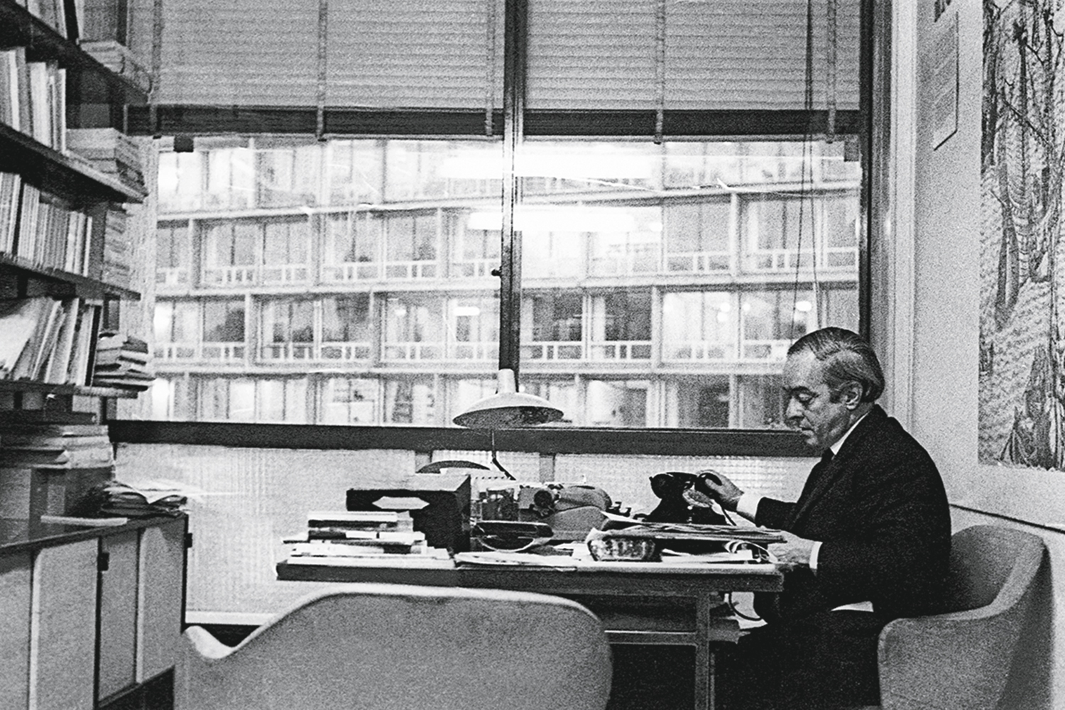 O diplomata na sede da Unesco, em Paris, 1963: “Vinicius escreveu muito, trabalhou muito” -
