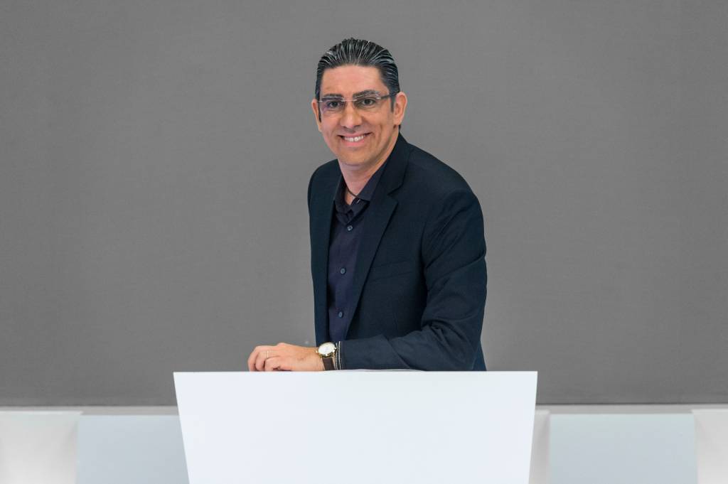 Adnet caracterizado como Galvão Bueno, no estúdio da Globo