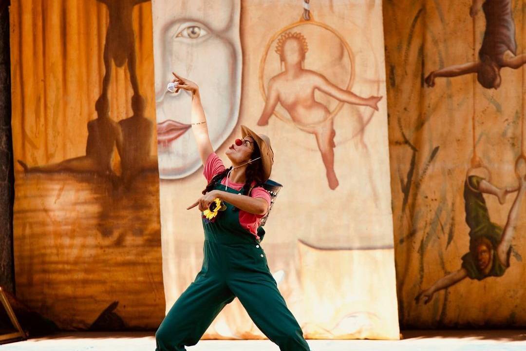 Palhaça no palco, olhando para o lado