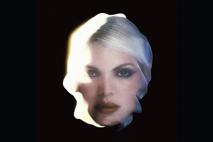 Capa do álbum Te Amo Lá Fora traz o rosto de Duda Beat coberto por um véu transparente num fundo preto