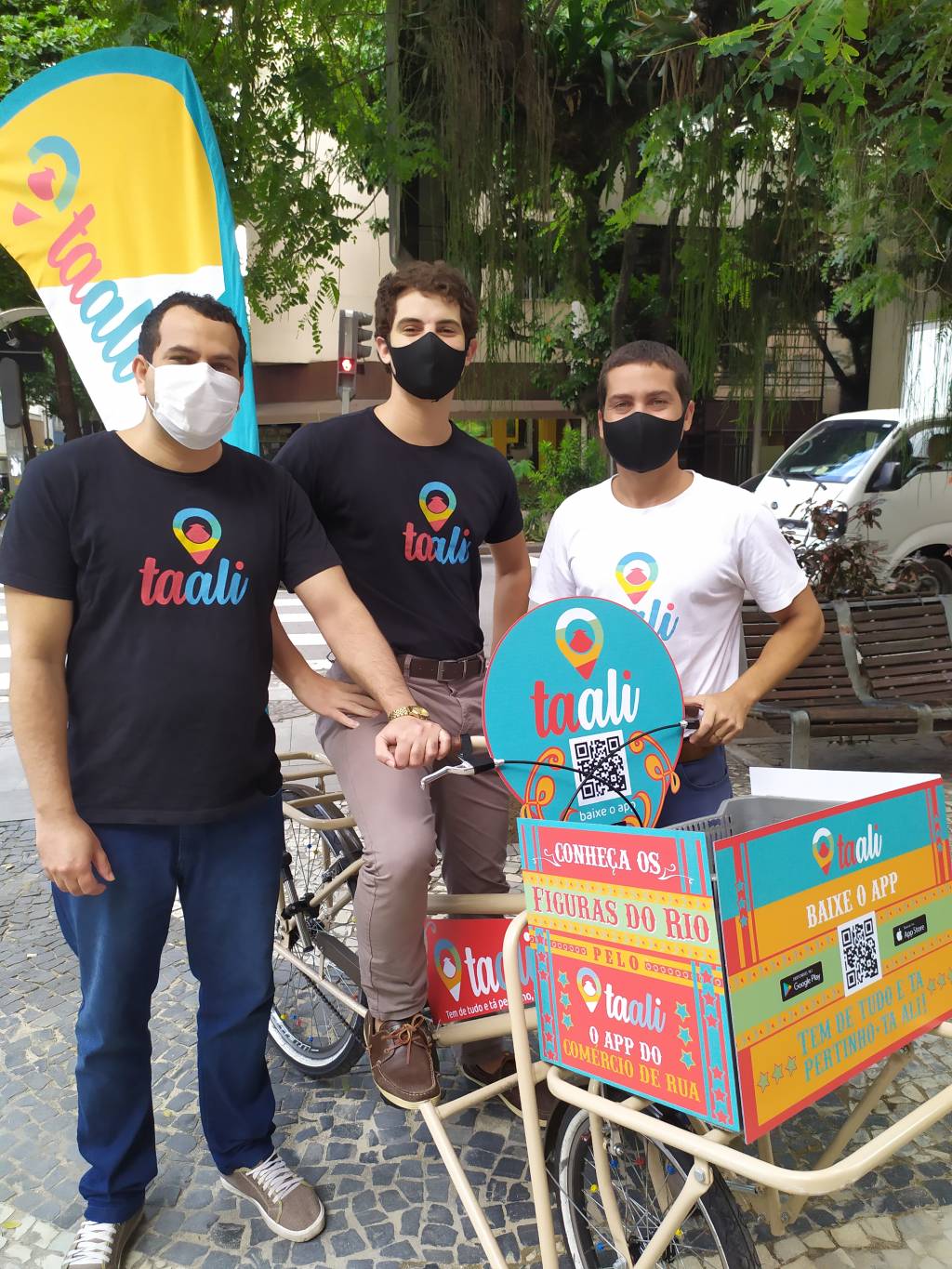 Taali: equipe em frente à bike personalizada