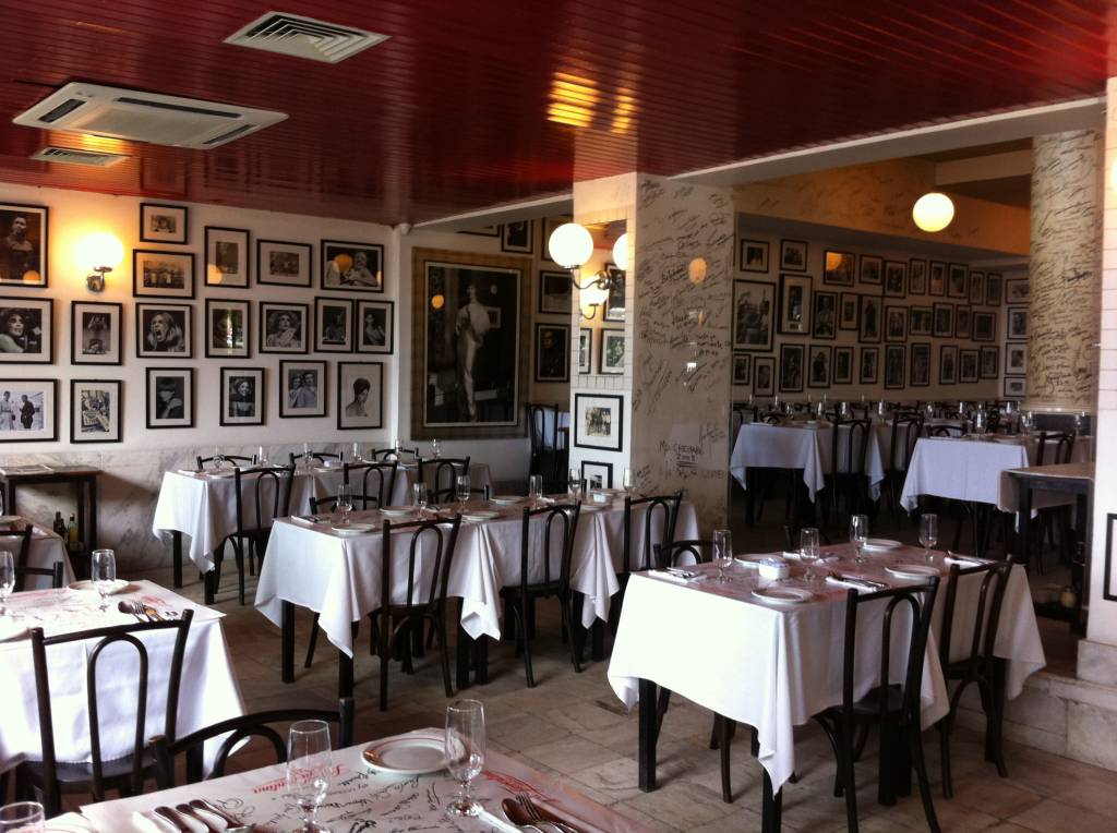A imagem mostra o interior do salãoi do restaurante la Fiorentina, com as mesas postas
