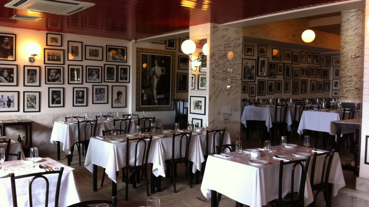 A imagem mostra o interior do salãoi do restaurante la Fiorentina, com as mesas postas