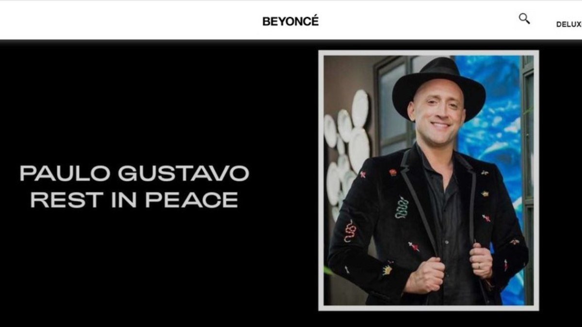 A imagem mostra a págima do site de beyoncé com uma foto de Paulo Gustavo e a mensagem Rest In Peace (descanse em paz)