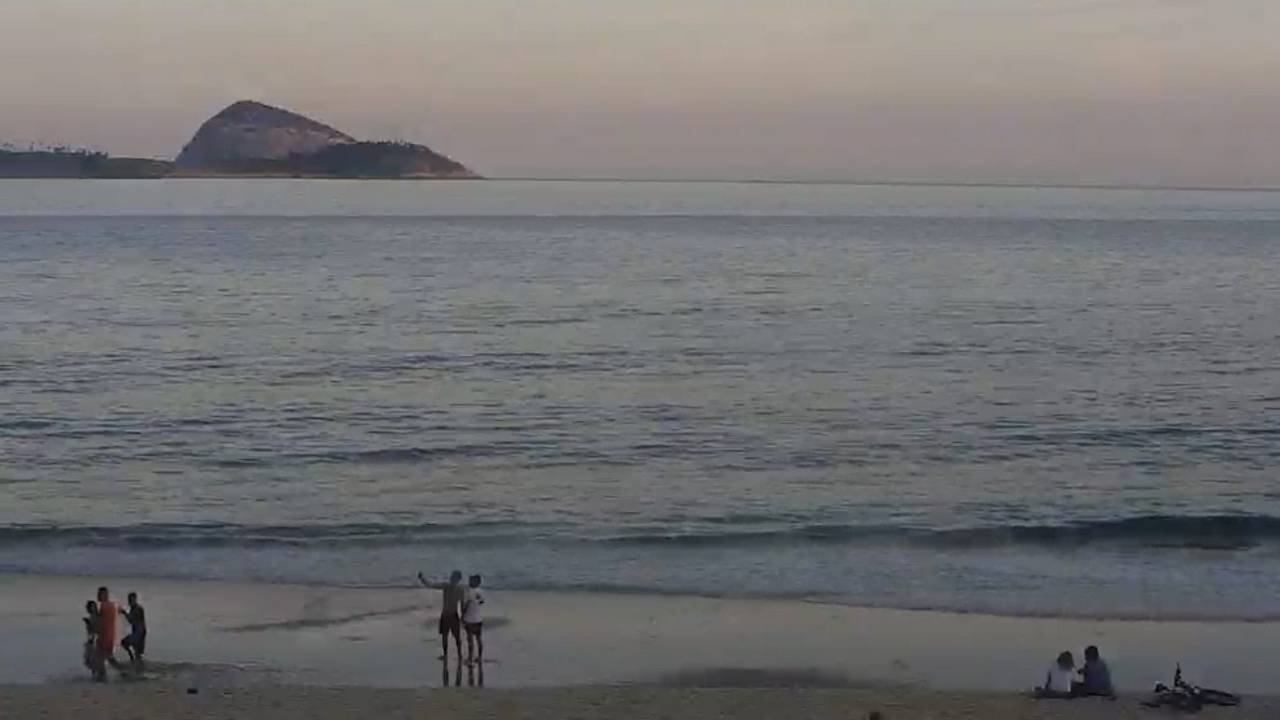 A imagem mostra a parai de ipanema, altura do Posto 8