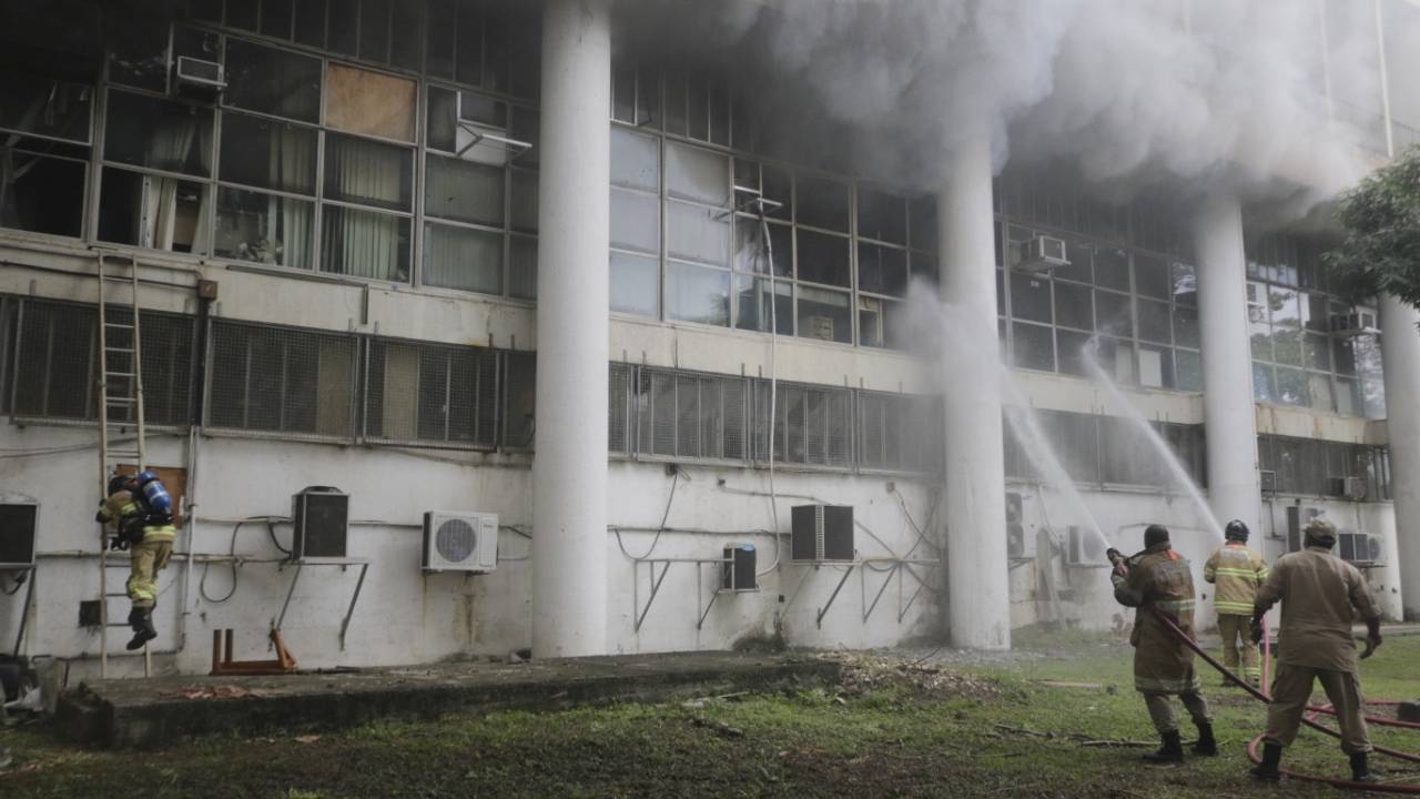 Prédio UFRJ pegando fogo com fumaça saindo pelas janelas