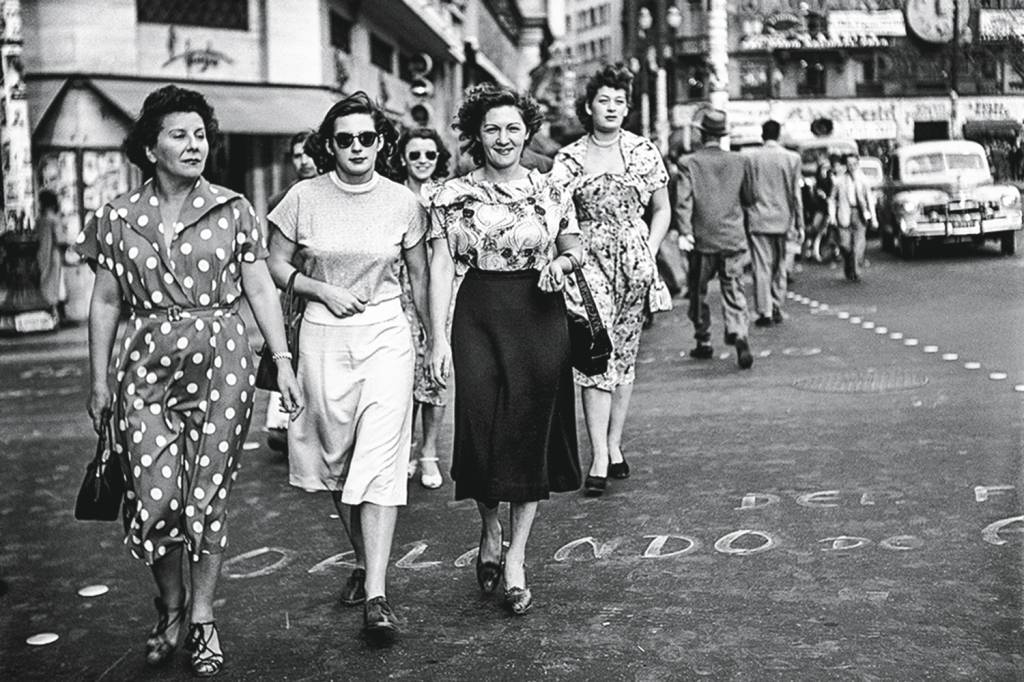 Fotografia de Peter Scheier em preto e branco mostra mulheres atravessando a rua muito bem vestidas