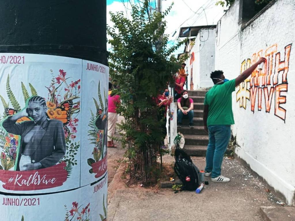 Artista grafita homenagem a Kathlen Romeu