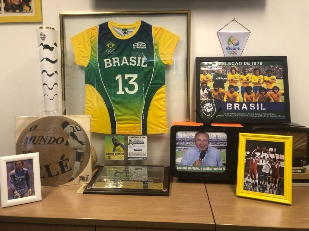 Camisa da seleção brasileira e quadros são expostos