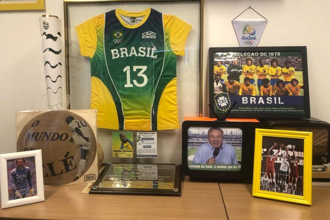 Camisa da seleção brasileira e quadros são expostos