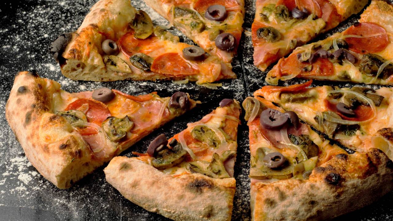 a imagem mostra uma pizza com oito fatias e uma destacada