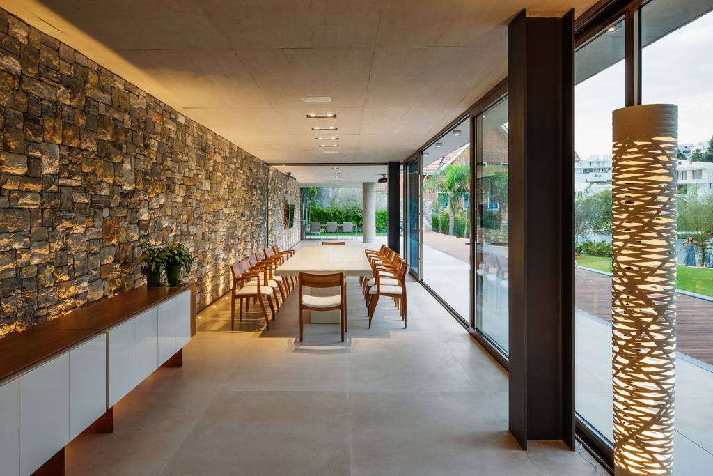 Casa TRD: concreto e vidro em casa contemporânea aberta à natureza