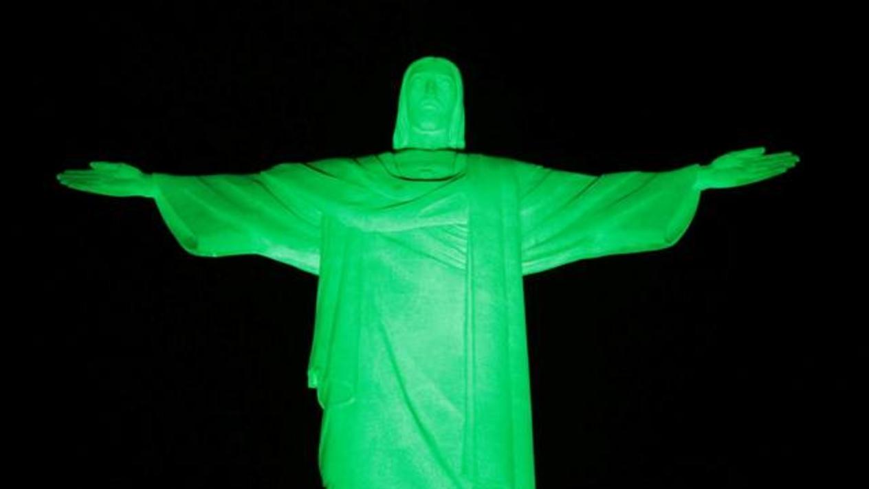 Cristo Redentor com luz verde