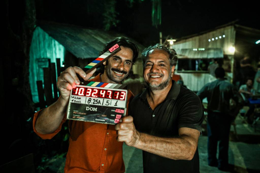 Diretor Breno Silveira e ator Flavio Tolezani segurando uma claquete