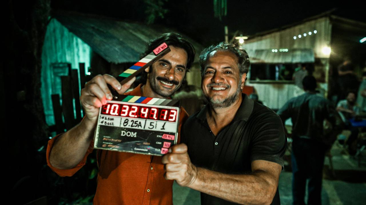 Diretor Breno Silveira e ator Flavio Tolezani segurando uma claquete