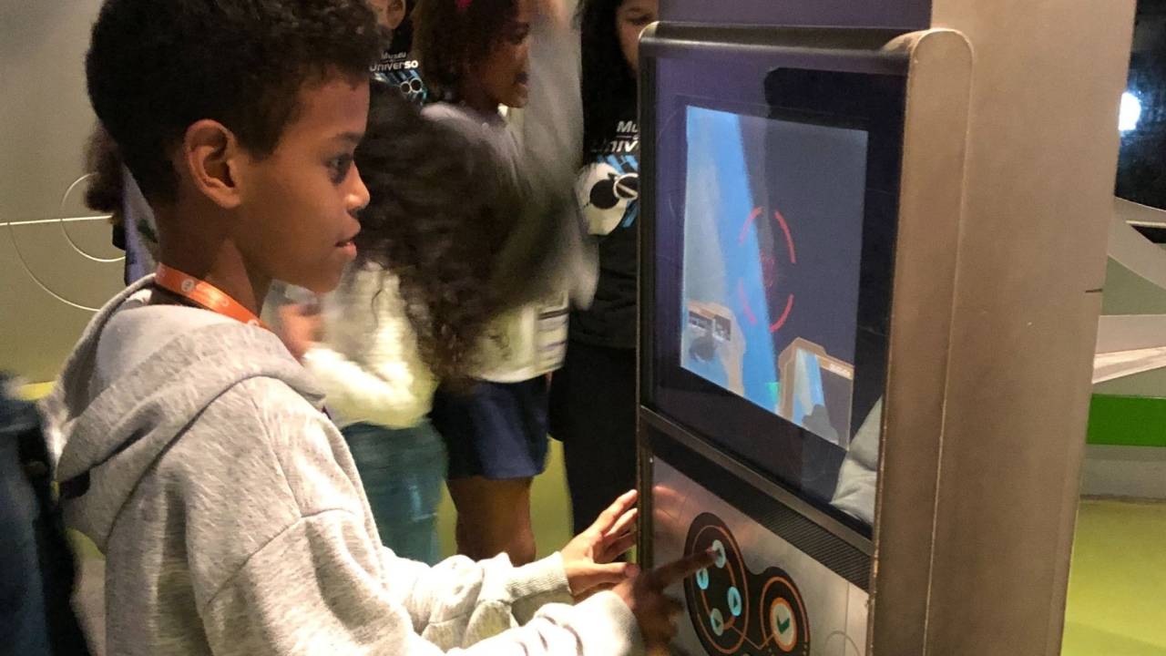 Criança usa equipamento tecnológico