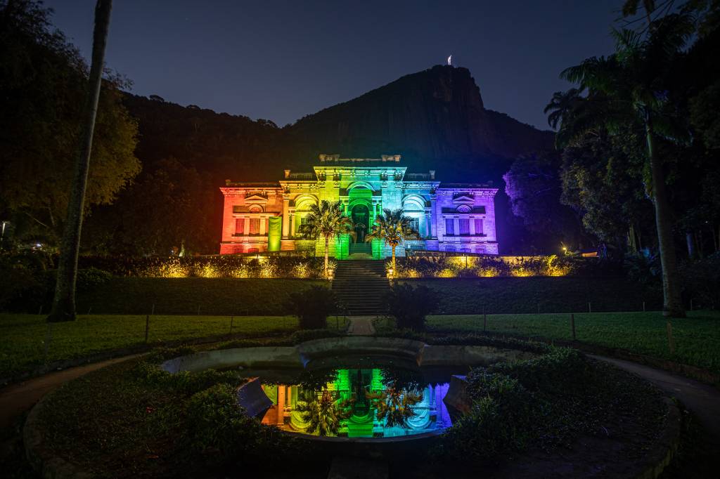 Fachada do palacete do Parque Lage colorida com as cores do arco íris