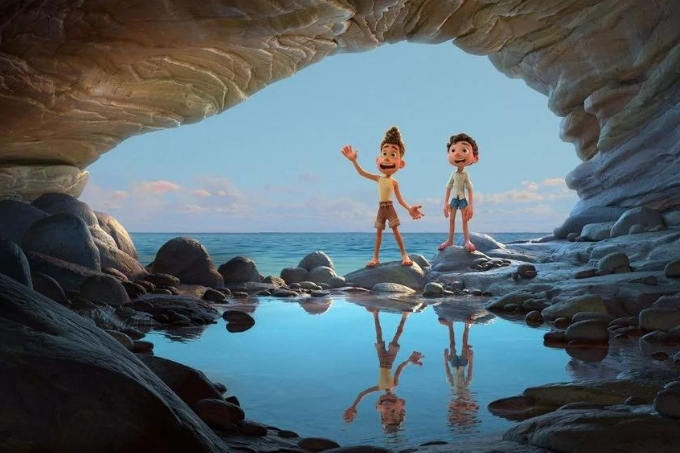 Animação do filme Luca mostra o protagonista e Alberto numa gruta na praia, com muitas pedras