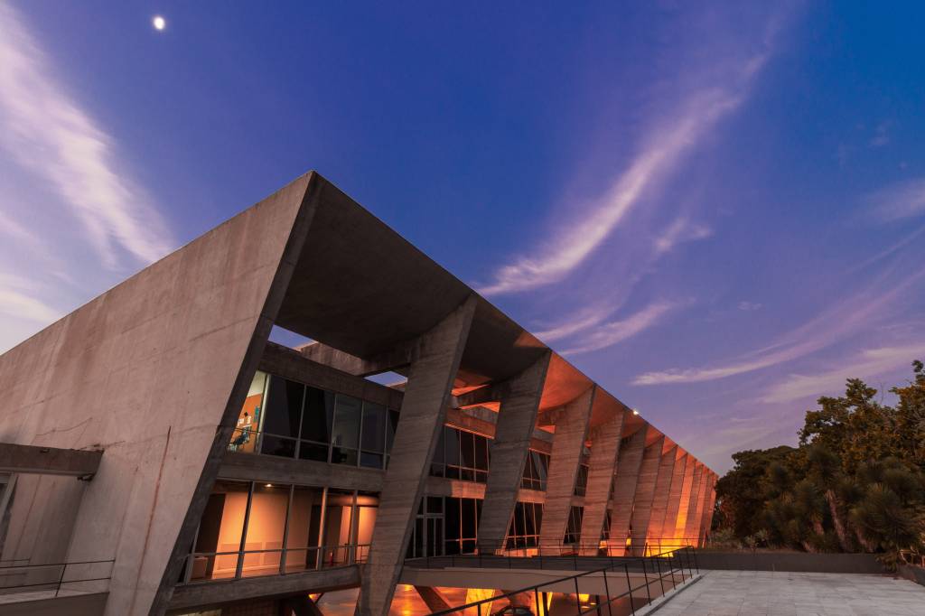 Fachada do Museu de Arte Moderna do Rio de Janeiro ao pôr do sol