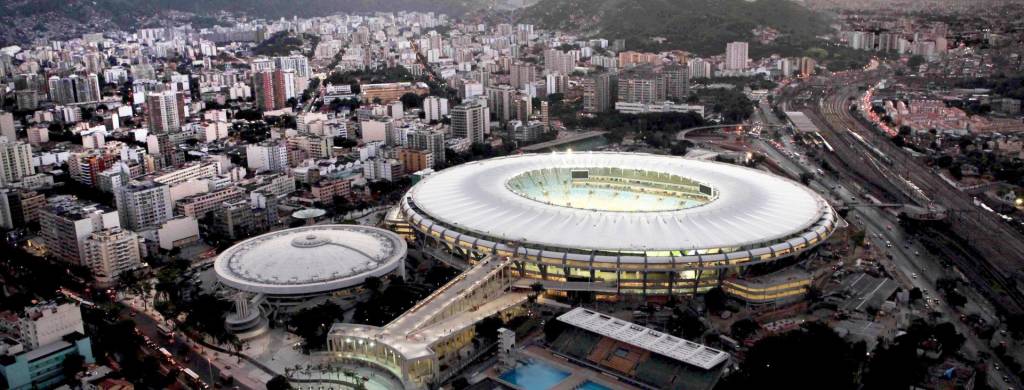 A imagem mostra o estádio do Maracanã visto de cima