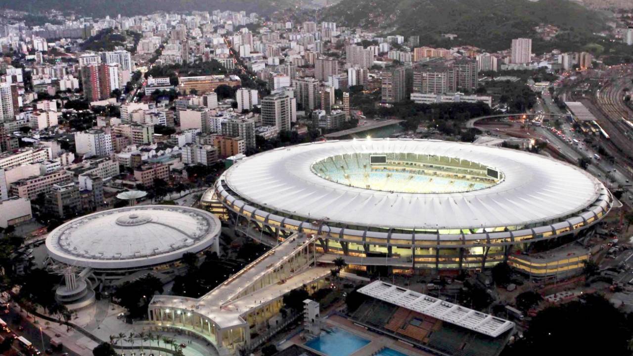 A imagem mostra o estádio do Maracanã visto de cima