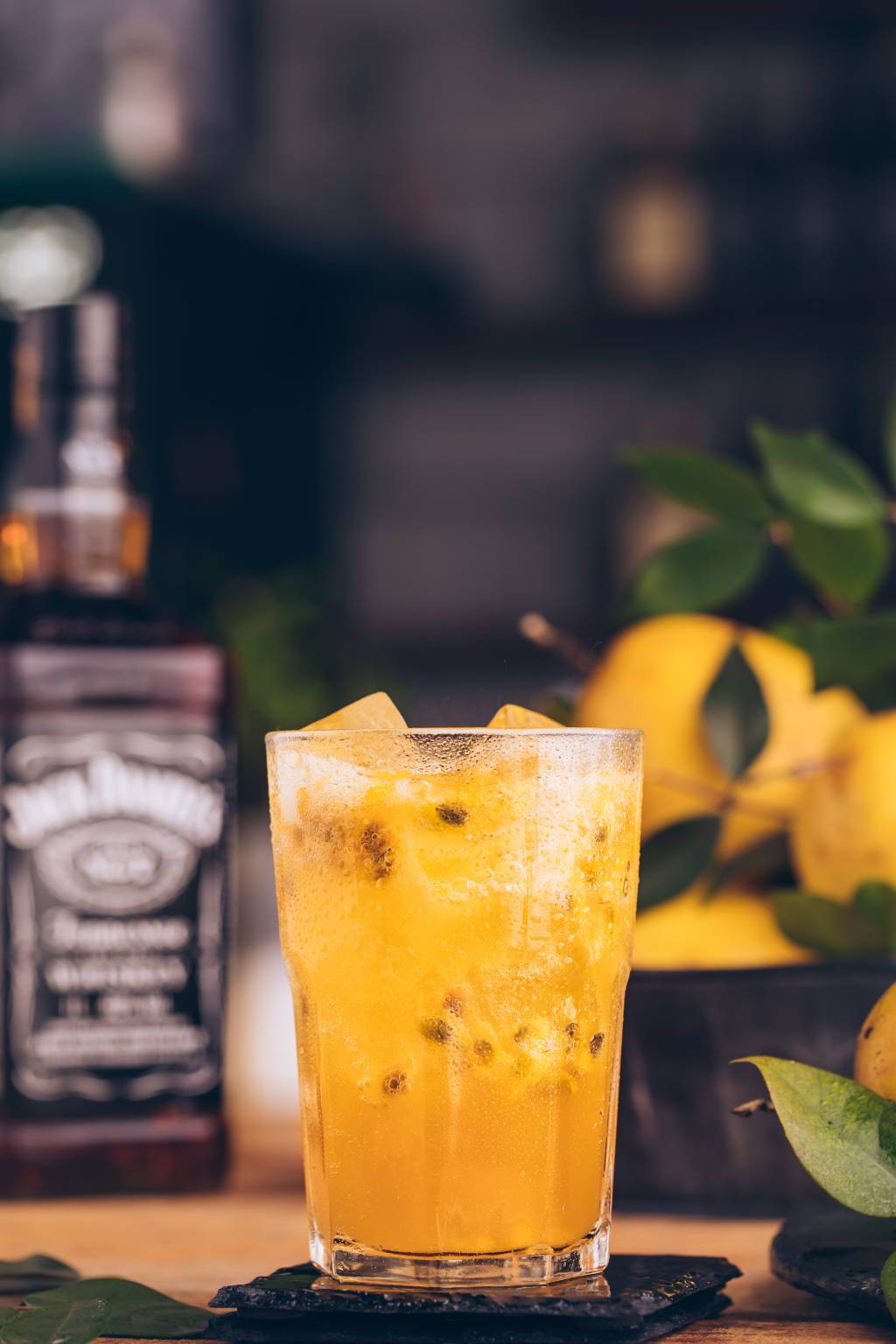 Praia é lugar de beber uísque?  Marca americana abre espaço temático em quiosque da Barra