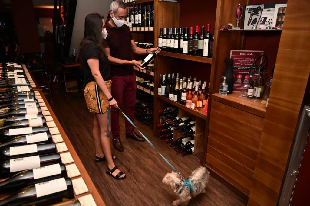 Dona entra com cachorro em loja de vinhos