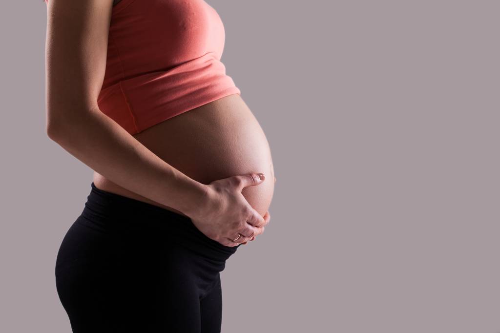 Imagem mostra barriga de mulher grávida à mostra