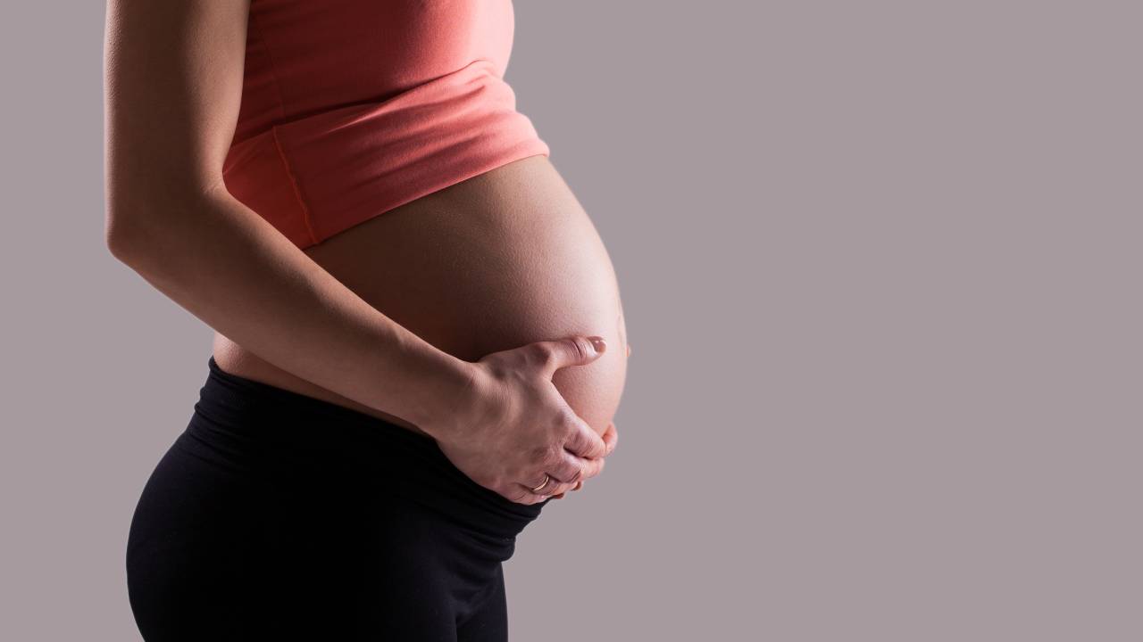 Imagem mostra barriga de mulher grávida à mostra