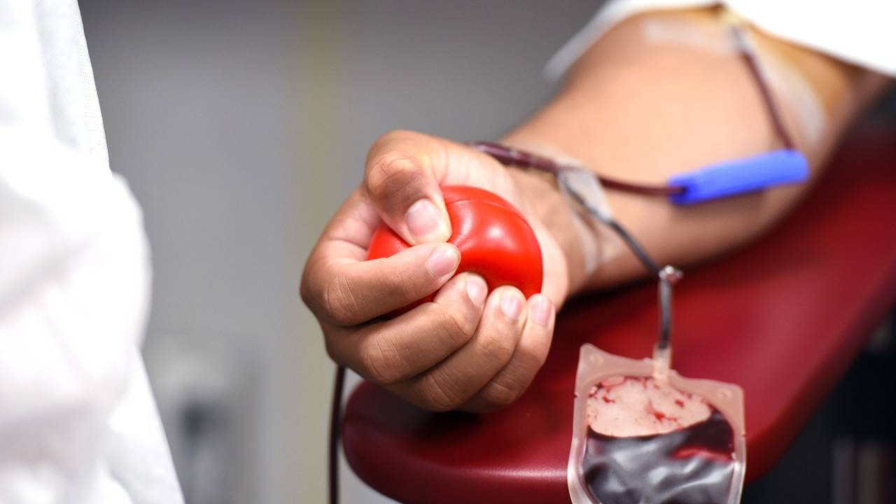 Homem doa bolsa de sangue sangue