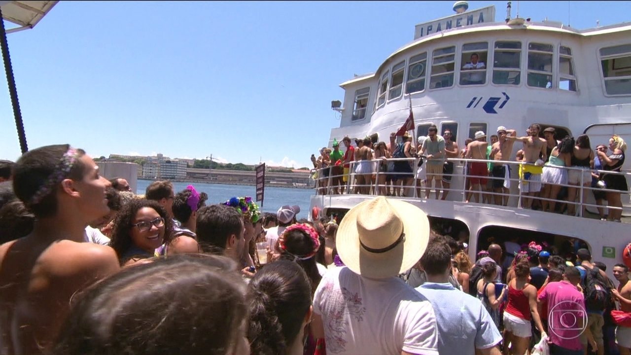 A imagem mostra a barca que faz o trajeto Rio-Paquetá cheia de pessoas em fantasias de carnaval