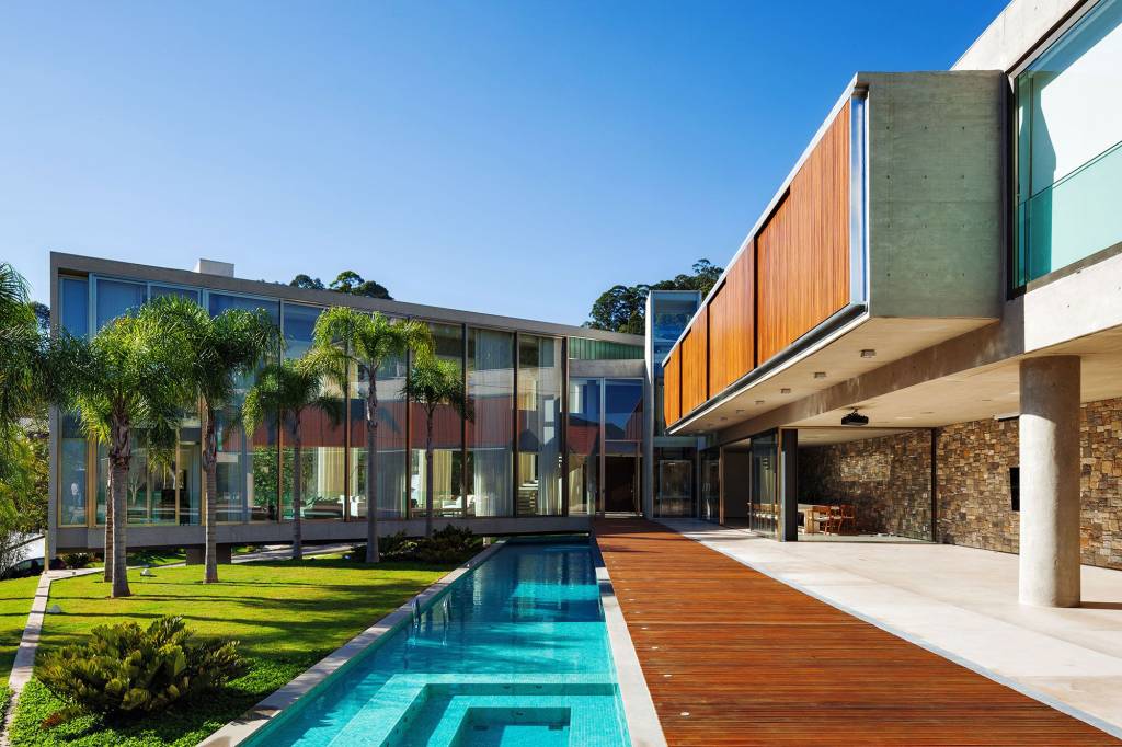 Casa contemporânea aberta à natureza privilegia o concreto e o vidro