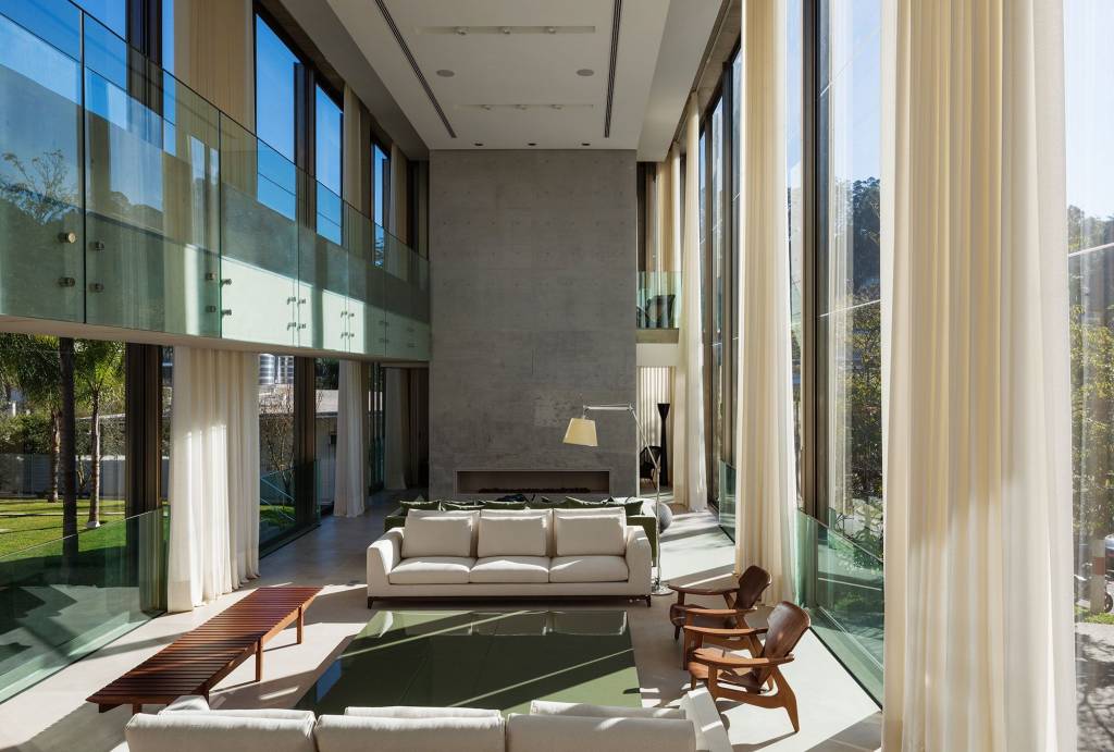Casa TRD: concreto e vidro em casa contemporânea aberta à natureza