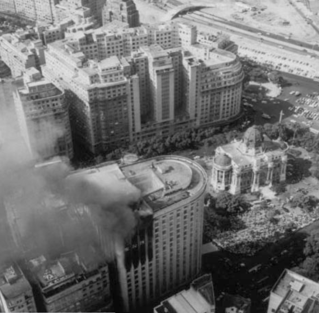 Foto aérea do incêndio do Edifício Astória, com o Palácio Monroe