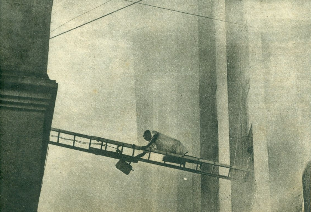 Pessoa atravessa a escada improvisada pelos Bombeiros para se salvar