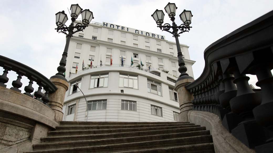 Imagem mostra a escadaria em frente ao Hotel Glória, com o hotel ao fundo