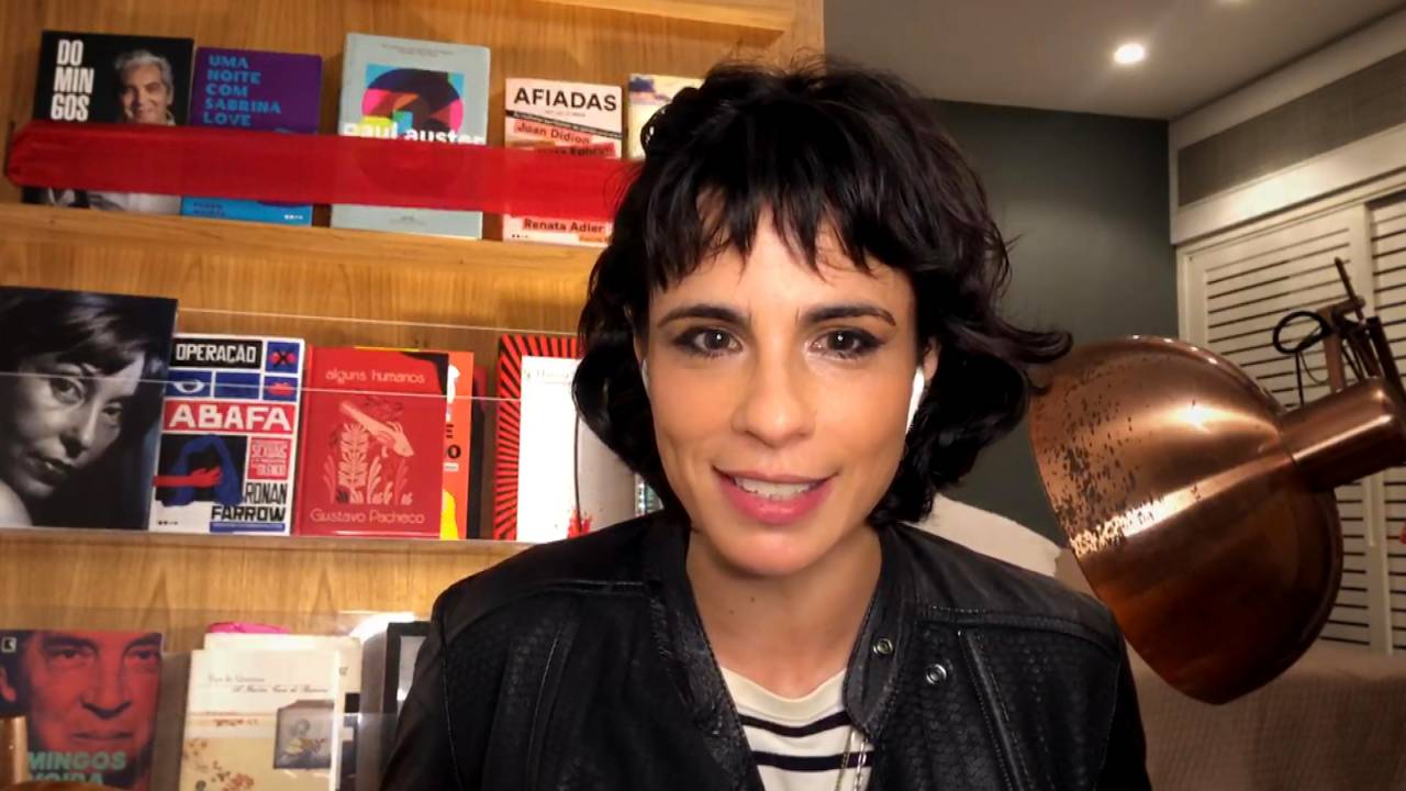 Maria Ribeiro num fundo com vários livros