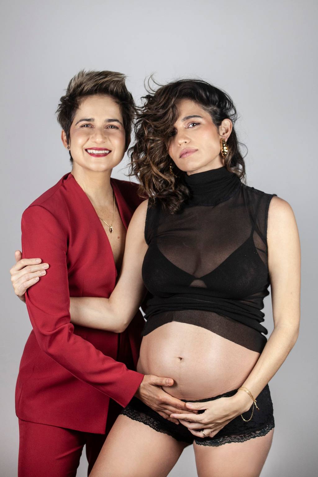A imagem mostra Lan Lahn ao lado de Nanda Costa, que exibe sua barriga de cinco meses de gravidez