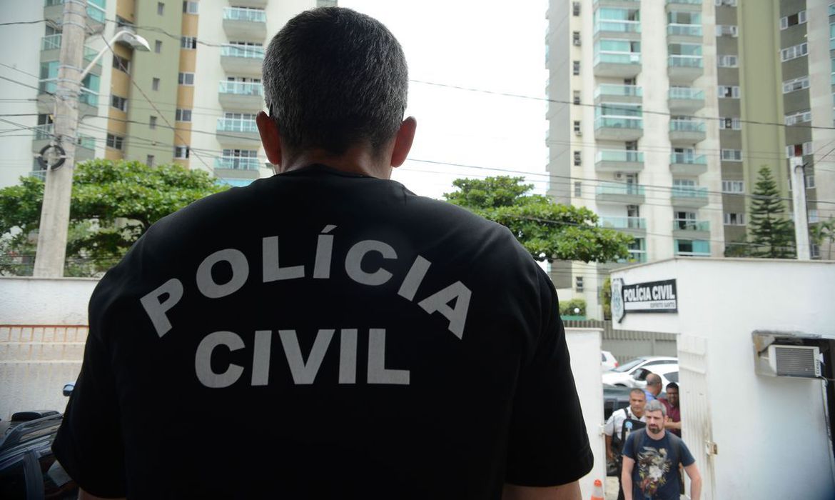 Policial usa camisa preta escrita "polícia civil"