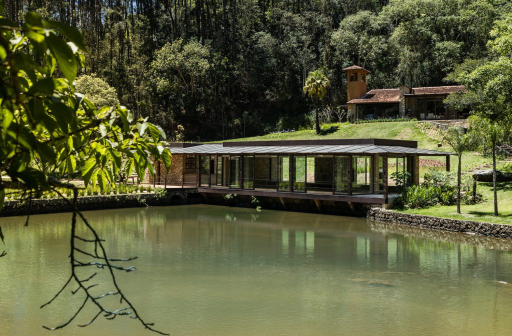 Villa Tanah, em São Roque (SP) – Projeto de arquitetura de Rosana Buonerba e interiores de Marcelo Salum.