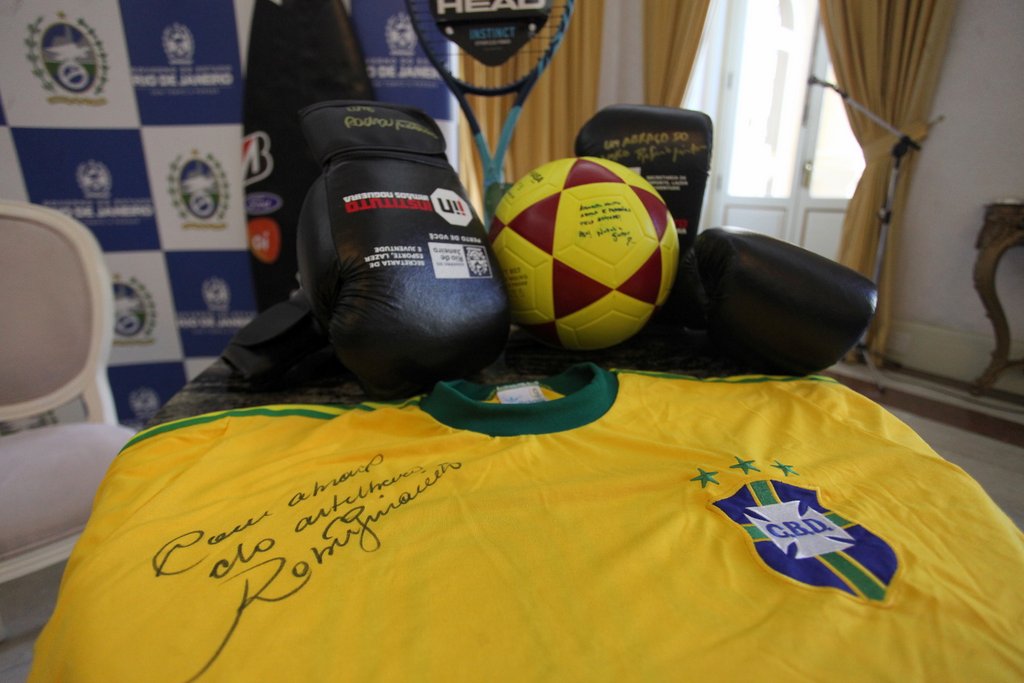 Imagem mostra camisa do Brasil autografada