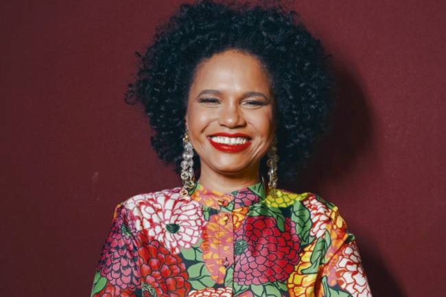 Vacinada, Teresa Cristina prepara a volta aos palcos e substitui Conká