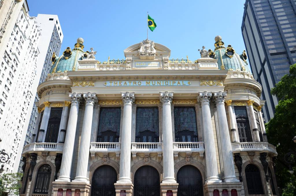 Imagem mostra a fachada do Theatro Municipal do Rio