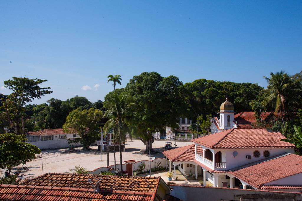 Imagem mostra vista superior das casas em Paquetá