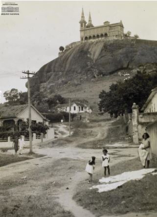 Foto antiga em preto e branco da Igreja da Penha