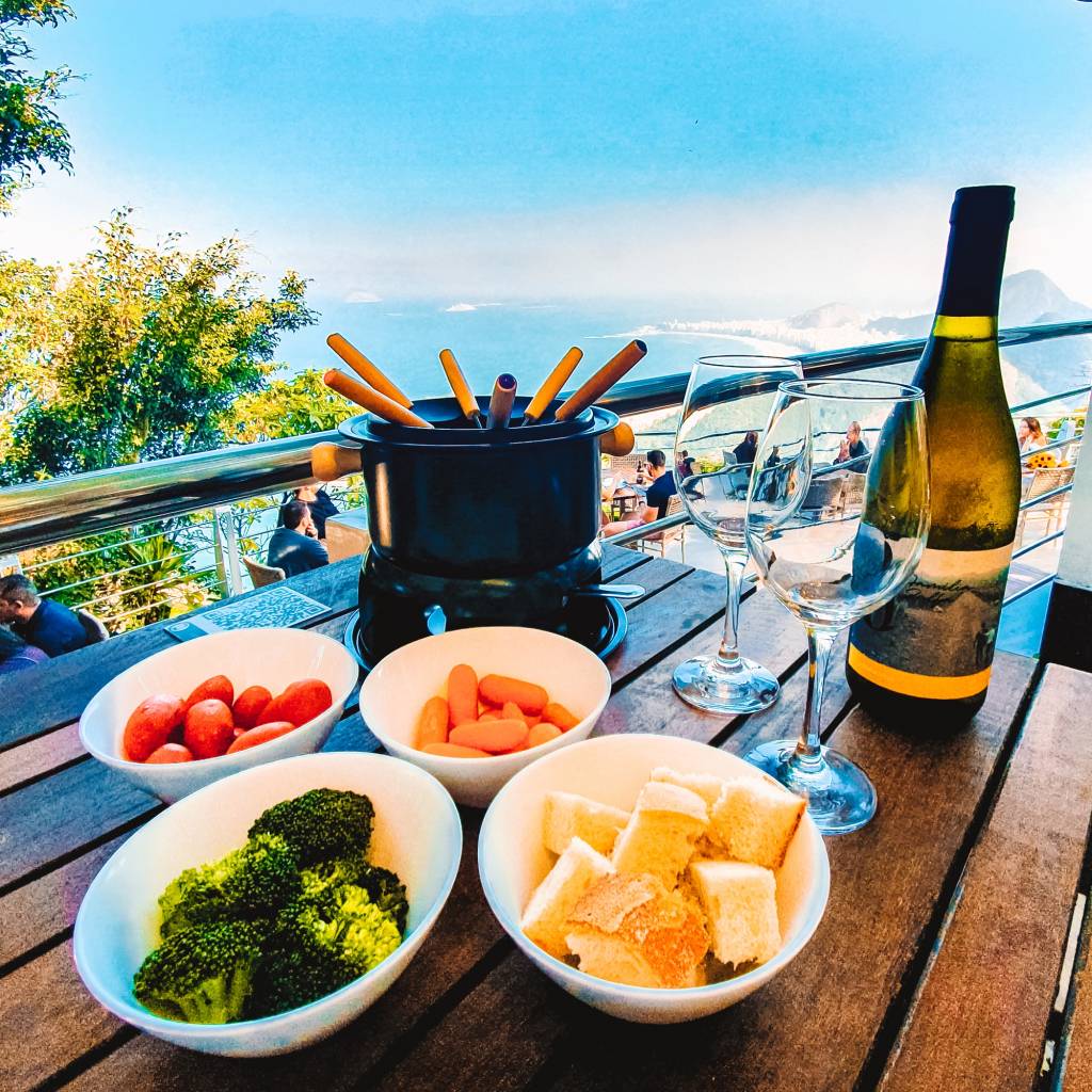 Bondinho Pão de Açúcar – Foto combo fondue com vinho -Clássico Sunset Club Bondinho Pão de Açúcar: fondue com vista no Clássico Sunset Club