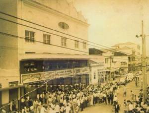 Cine Guaracy antigo Foto em preto e branco de uma grande quantidade de pessoas na porta do Cine Guaraci, em 1953, para sua inauguração