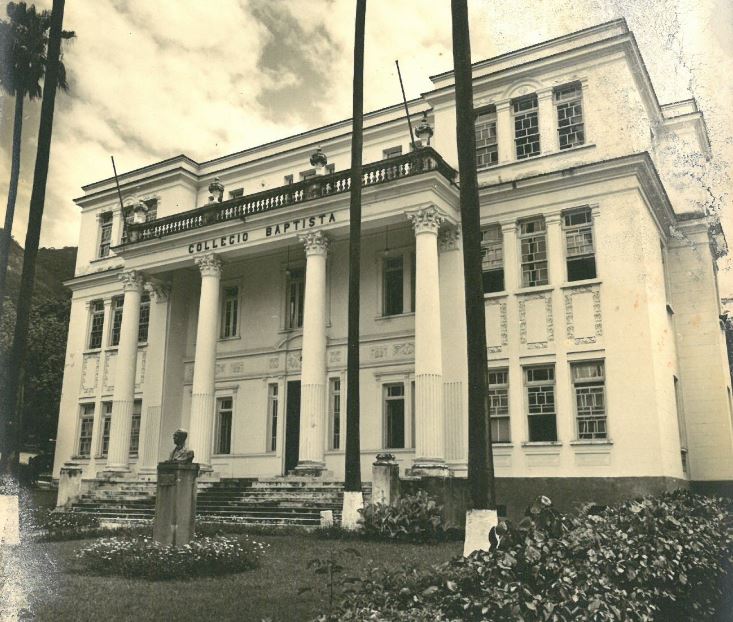 Foto em preto e branco do centenário prédio do Colégio Batista Shepard da Tijuca