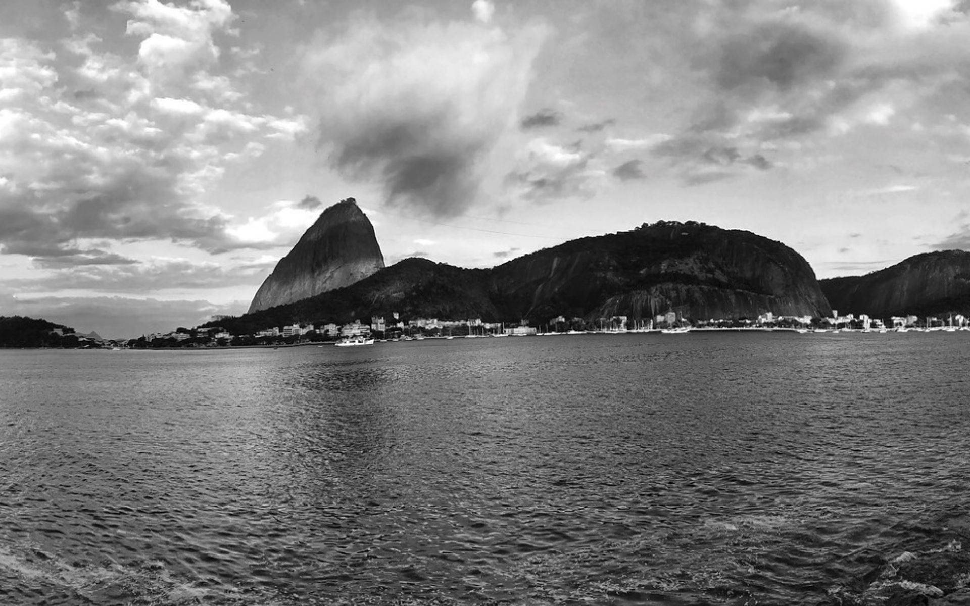Foto preto e branca do Pão de açúcar com nuvens
