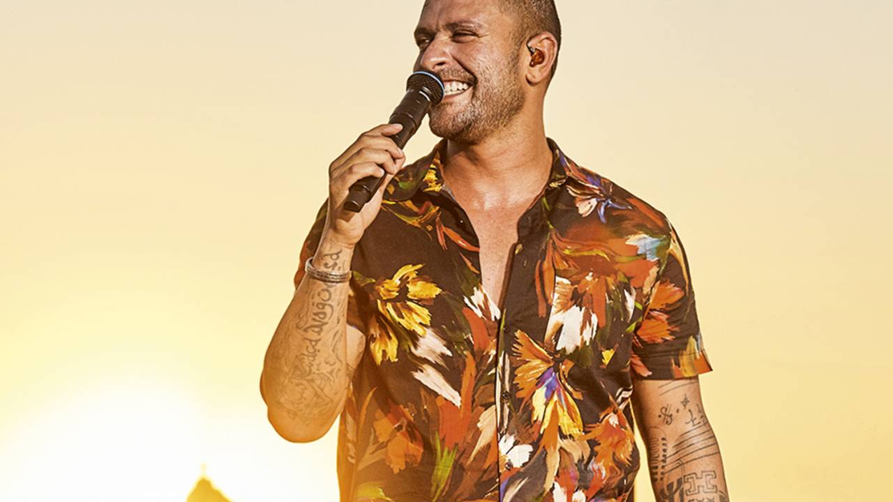 Diogo Nogueira no palco na baía de guabanara, com o microfone na mão
